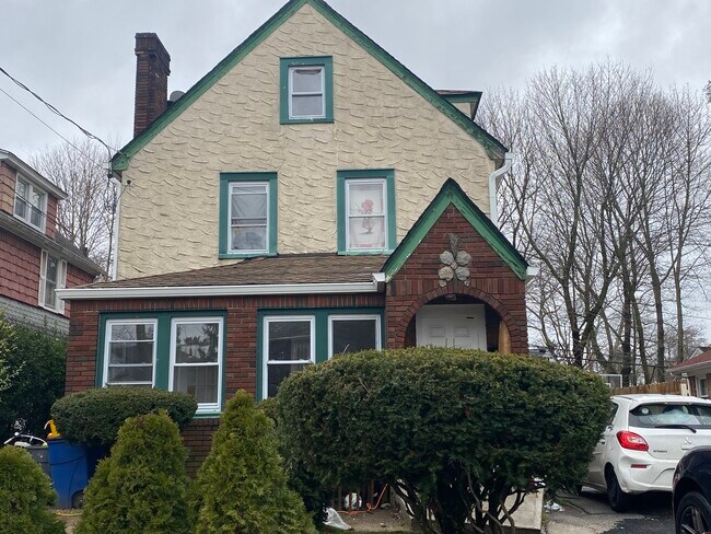 Building Photo - 70 Forest Row