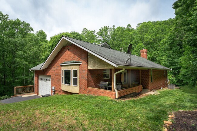 Building Photo - Mountain Retreat! -Bonus Spaces!