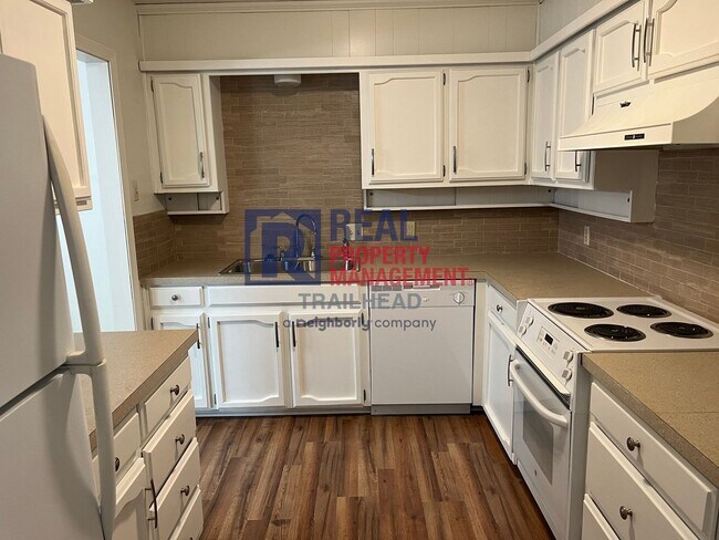 Building Photo - Great Location - 2 Bed/2 Bath - Move In Re...