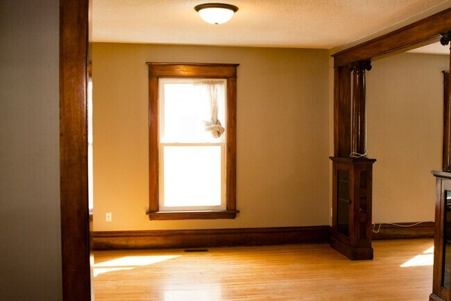 Building Photo - Beautiful 5 Bedroom Close by The U of M fo...