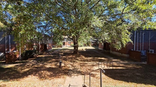 Building Photo - Spacious One Bedroom Apartment Near Little 5 Points & Virginia Highlands