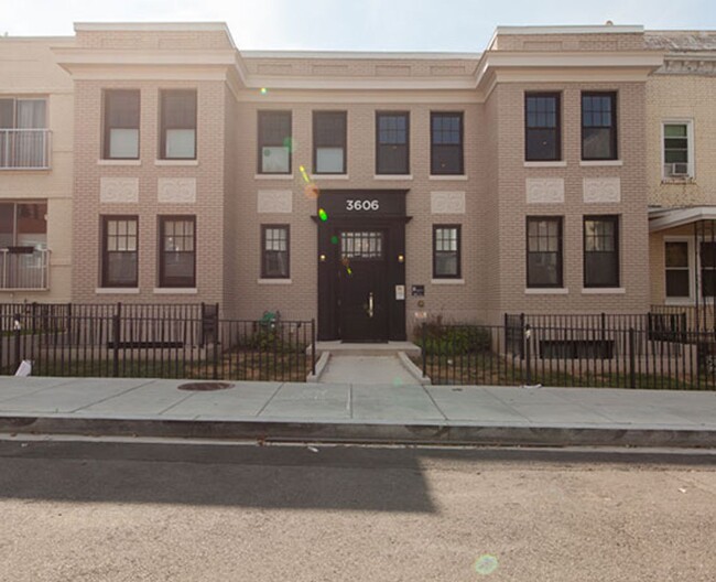 Building Photo - The Perfect Petworth Pad!