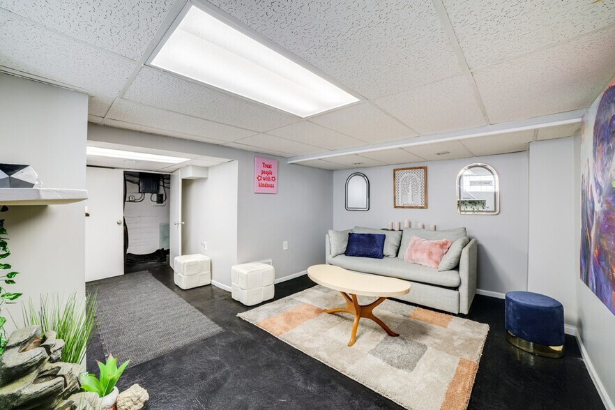 Building Photo - 9828 S Yates Blvd