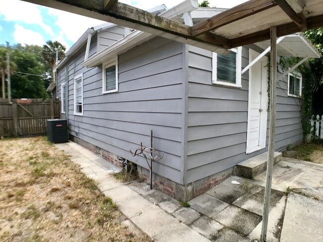 Building Photo - Cute 2/1 near downtown Kissimmee