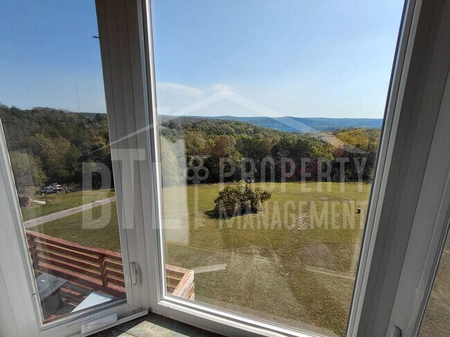 Building Photo - Stunning 3 Bedroom in Forsyth!