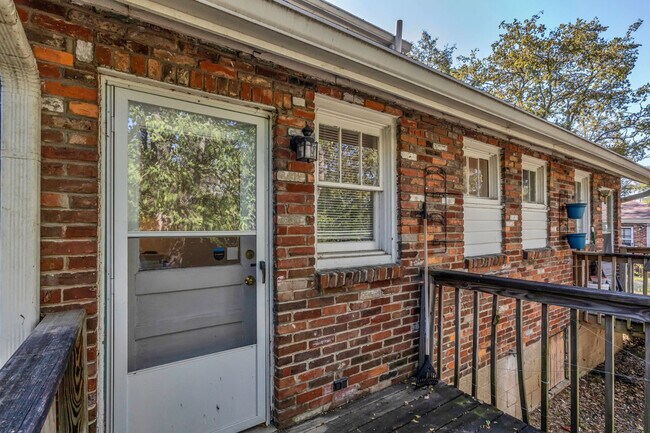 Building Photo - Charming Sylvan Park Shotgun Apartment in a Darling Triplex!