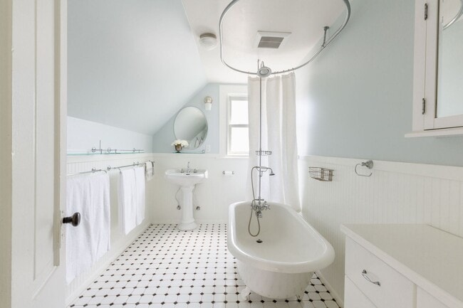 Building Photo - Madrona Home
