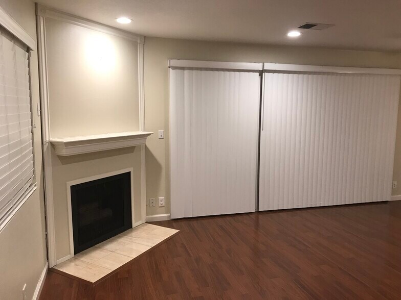 Living room 1 - 497 Daisydell Court