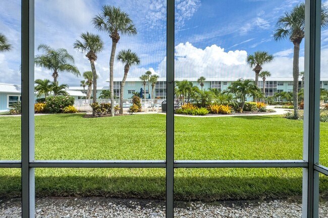 Building Photo - Intracoastal 2 bed/ 2 ba condo with lots of ammenities