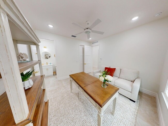 Building Photo - 409 SW Bradshaw Cir