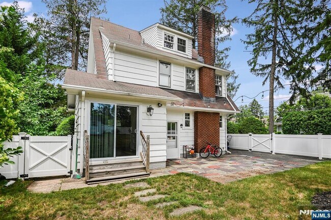 Building Photo - 669 Doremus Ave