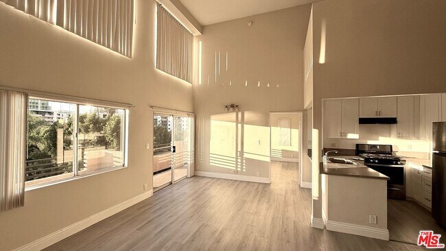 Building Photo - 701 S Kingsley Dr