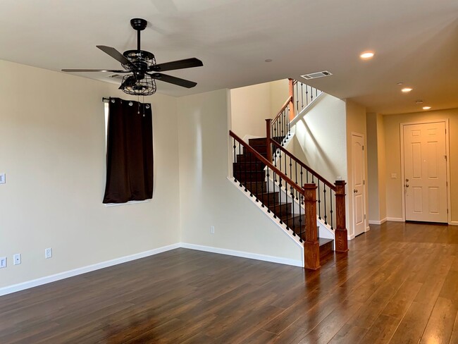 Building Photo - 4 Bedroom Home in Hollister