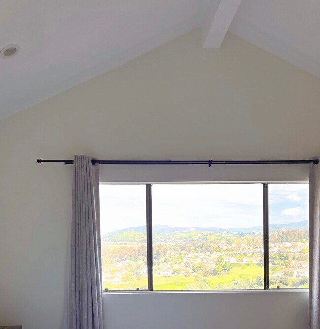 Building Photo - The Perfect Blend of Space, Style & Locati...