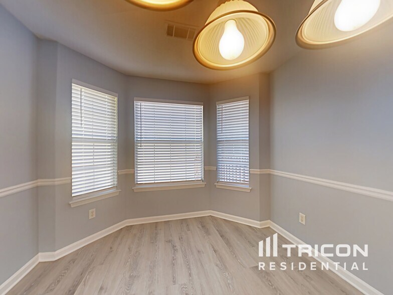 Building Photo - 1100 Village Oaks