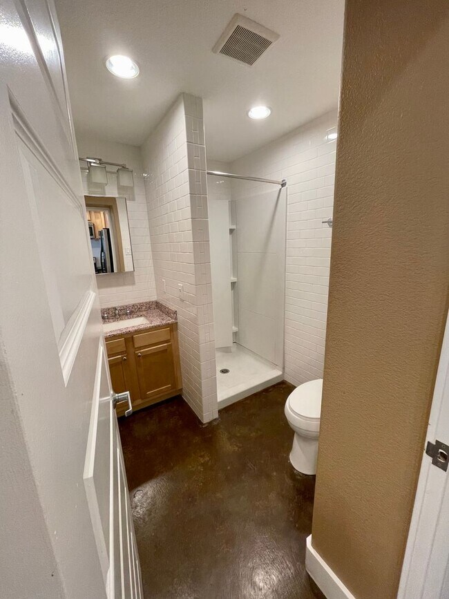 Building Photo - 1104 Columbine Ct
