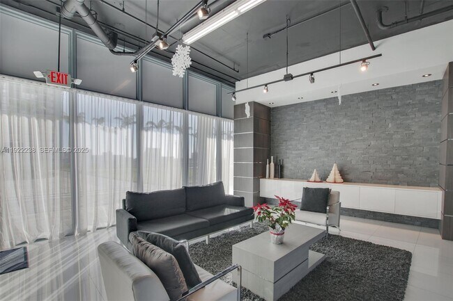 Building Photo - 601 NE 36th St