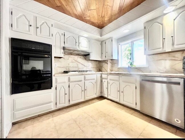 Building Photo - 512 76th St
