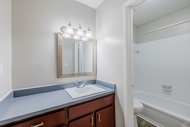 Building Photo - Spacious Apts - Excellent Tucker Location