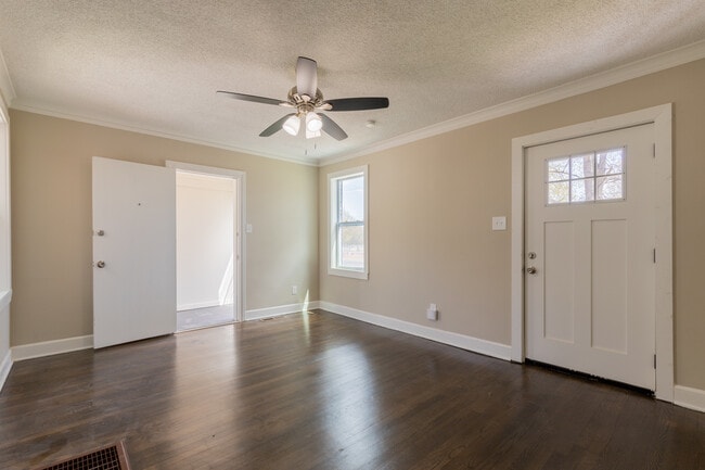 Building Photo - 1055 University St