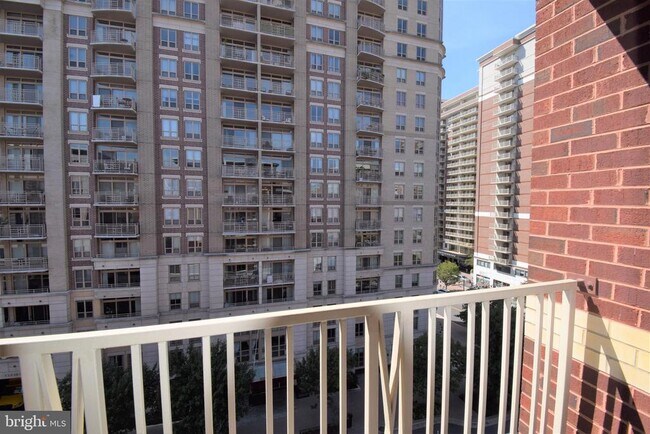 Building Photo - 880 N Pollard St