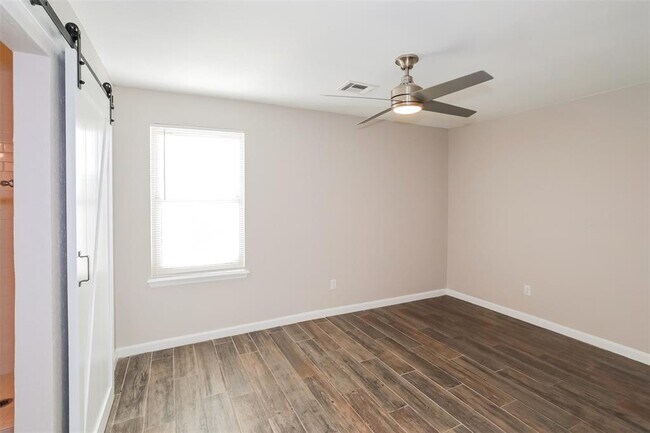 Building Photo - 8917 S Hillcrest Dr