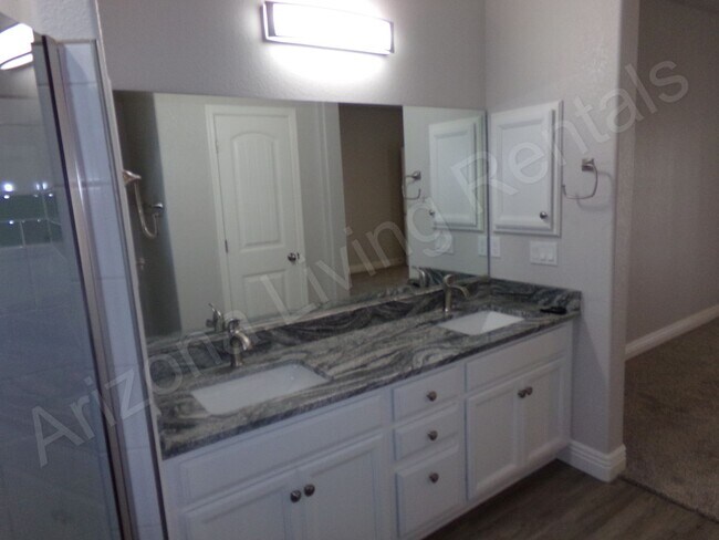 Building Photo - GORGEOUS 3 BEDROOM 2 BATHROOM HOME