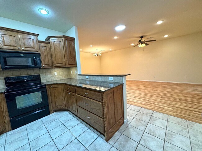 Building Photo - Stunning 2 bedroom 2 bathroom townhome in ...