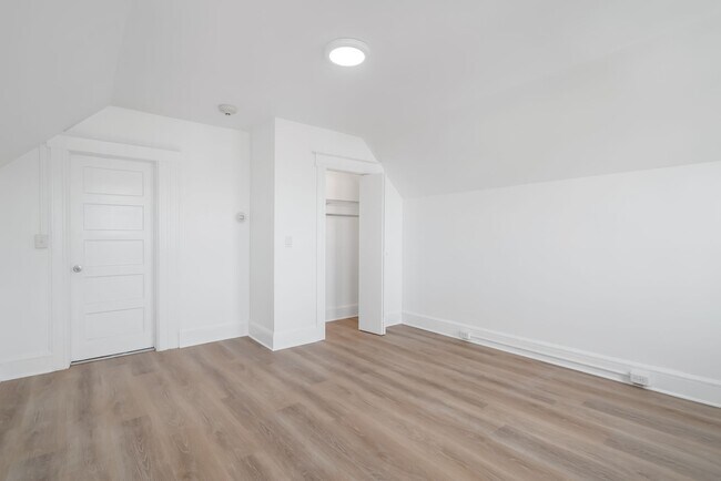 Building Photo - 142 Hamilton Ave