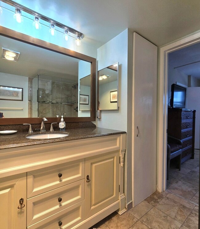 Building Photo - 1161 Hillsboro Mile