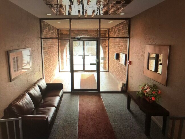 Building Photo - 2150 Valencia Dr