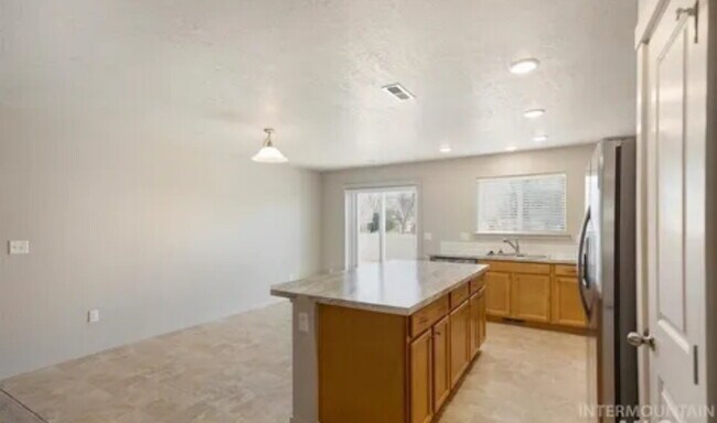 Building Photo - "Charming 3-Bed, 2-Bath Home with Spacious...
