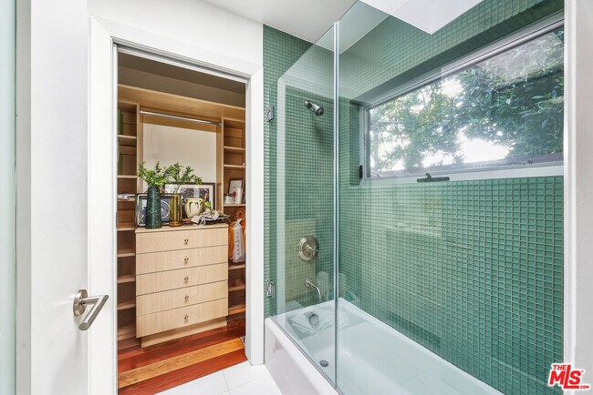 Building Photo - 3154 Queensbury Dr