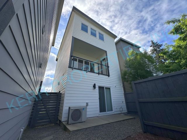 Building Photo - LOCATING OCCUPANTS FOR THE HOMEOWNERS! Charming 3-Bed Home with 3.5 Baths in Vibrant NE Portland ...
