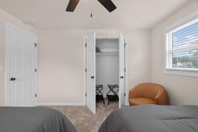 Building Photo - 2598 Parkwood Dr