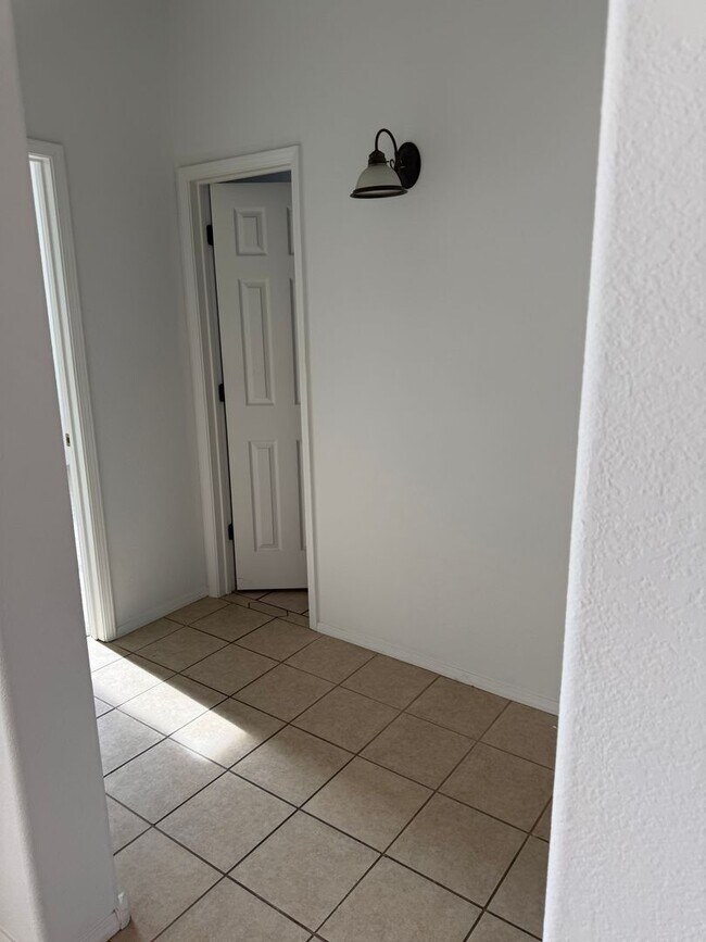 Building Photo - 2828 Monument Dr NW