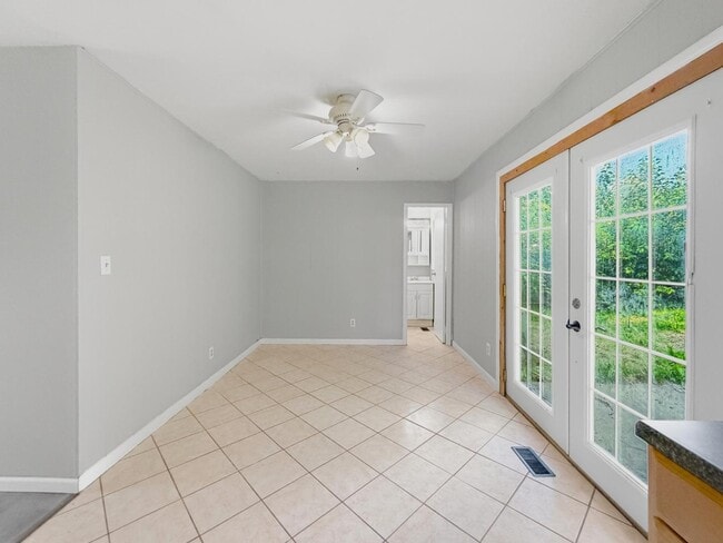 Building Photo - 836 Eastmont Dr