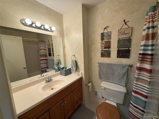 Building Photo - 15894 Cambridge Dr