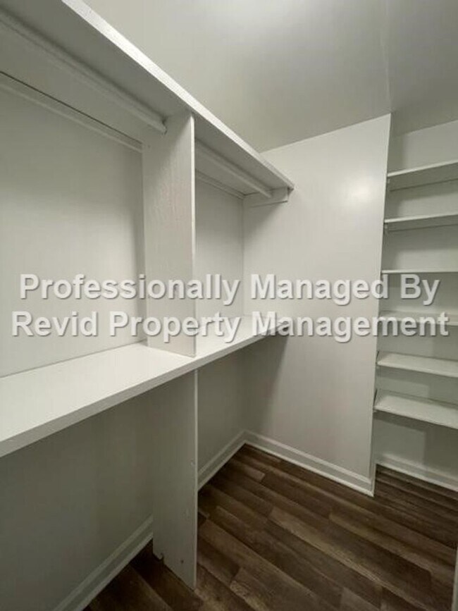 Building Photo - *FIRST MONTH RENT FREE* Freshly Renovated ...
