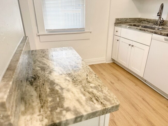 Building Photo - ***RENT READY~4 Bed RENOVATED 2 story house/w/ downstairs bedroom/Granite countertops