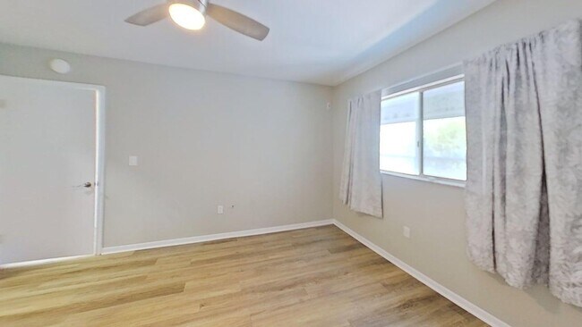 Building Photo - 2-bedroom 2-bathroom Top Corner Unit Condo