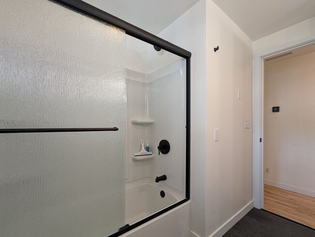 Building Photo - updated 4bed/2bath duplex near Oakway Rd