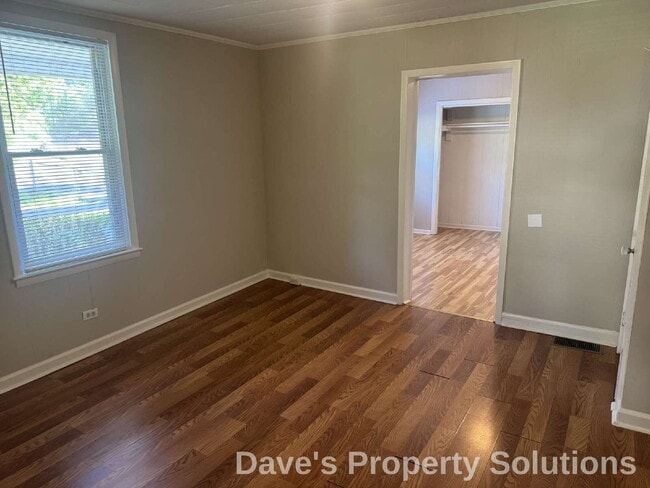 Building Photo - Refreshed and Move-In Ready