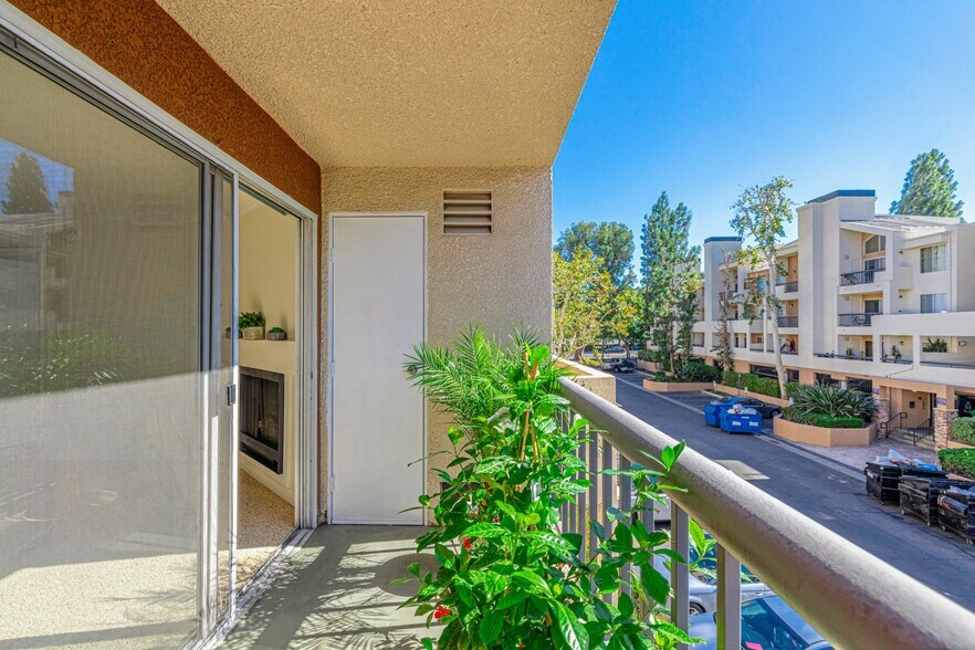 Building Photo - 5535 Canoga Ave
