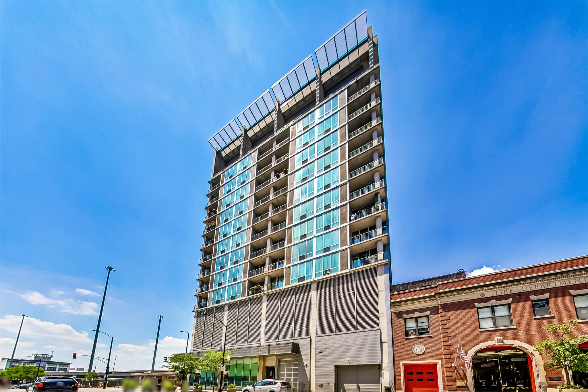 Building Photo - 700 W Van Buren St