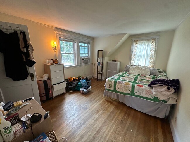 Building Photo - 3 Bed/1.5 Bath - Backyard - Off-Street Parking - Oak Square