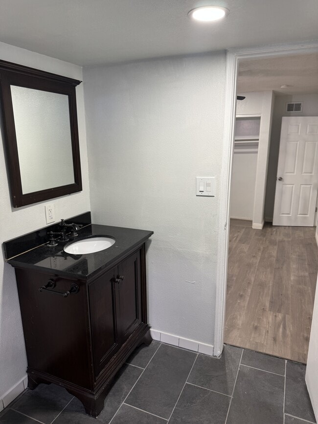 Building Photo - 502 E Newfield St