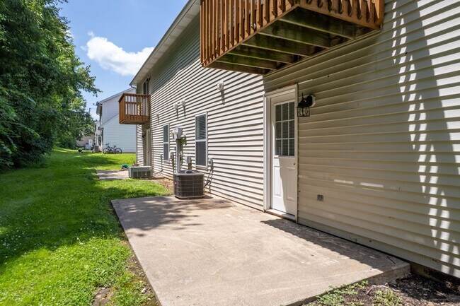 Building Photo - 304-306 Dads Way