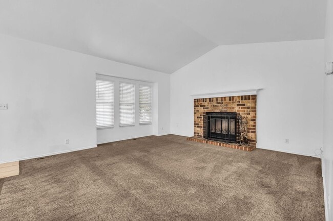 Building Photo - Charming Farmington Home in Peaceful Cul-de-Sac - Newly Painted Cabinets