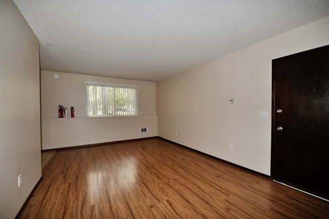 Building Photo - 2 bed 1 bath apartment (4plex building) lower unit